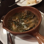 ヴィエイユ ヴィーニュ - 牡蠣のアヒージョには隠し味で生ハム！これがいい出汁出てる！