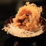 Ya Ge - サクサクの衣の中には、タロイモペーストに海老、フォアグラ、豆干、豚肉などが入りとろとろ食感