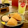 海ぼうず本店 - 三大人気の大根、半熟卵、牛すじを頼み、ここに静岡名物の黒はんぺんと志のだ巻を追加！ドリンクには元祖お茶割りと言われる、秘密の静岡割りをペアリング。