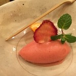 鮨 田なべ - イチゴのアイス