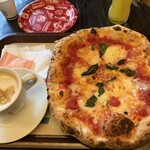 ソロ ピッツァ ナポレターナ ダ ピッコロ - マルゲリータエクストラとカフェラテと瓶のHi-Cオレンジ