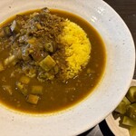 moonbow - 料理写真:ナスと挽肉のカレー、ピクルス