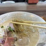 えびそば 緋彩 - 超濃厚えひそば麺リフト♪
