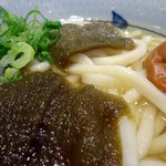 親父の製麺所 - とろろ昆布接写。