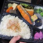 明灯 - 鮭弁当￥５００鮭とご飯は、ぬくぬく。