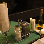 グランブルー - テーブル上の調味料やオリーブ油。