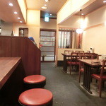中華飯店 香来 - カウンター席とテーブル席の店内。