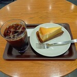 スターバックスコーヒー - ブリュードコーヒー(アイス)とベイクドチーズケーキ