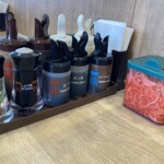 松屋/松のや - カウンター席右に七味・醤油・ソースが取りやすく並んでます