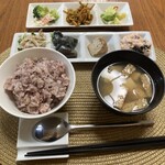 マッシーナ メッシーナ - 盛り付け(雑穀米&味噌汁)