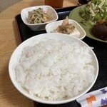 安い定食屋 - たっぷりのご飯