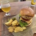 THE WHARF HOUSE - ワーフハウスオリジナルチーズバーガー¥2,030-