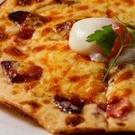 ベーコンとサラミのカルボナーラ風ピザ