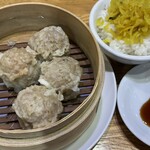 支那麺 はしご - 焼売とサービスの白飯(お漬物も自由にどうぞの太っ腹、ただしお代わり2回迄)