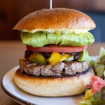 Burger Stand Tender - 料理写真:2026.5 アボカドチーズバーガー（1,595円）