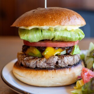 Burger Stand Tender - 料理写真:2026.5 アボカドチーズバーガー（1,595円）
