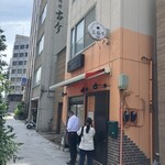 三福亭 - 開店10分前、並び2名