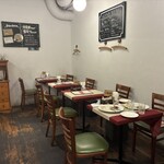 洋食屋 アシエット - 空いてる店内