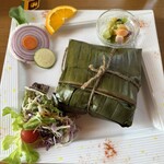 リトル ランカ - バナナの皮で包まれたいろいろ入ったイエローライス