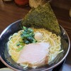 横浜家系ラーメン今村家 - ラーメン(税込850円)
麺の硬さ、味の濃さ、油量が選択可能
麺=硬め、濃さ=普通、油量=普通を選択
トッピングは叉焼1枚、鶉卵1個、法蓮草、海苔3枚
スープは豚骨醤油スープ、濃厚だけど超濃厚ではない