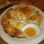 イシガマ - 三種のチーズのピザ　蜂蜜付
