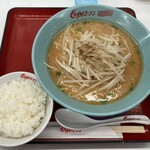 くるまやラーメン - 料理写真:味噌ラーメンと半ライス