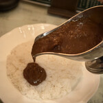 Cuit Bonne - 黒毛和牛A5ランクのすね肉、  
            牛すじ、玉ねぎが入った贅沢なカレー