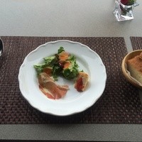 ボーン グランデ アリア - 前菜とフォカッチャ。前菜の皿のボリュームがちょっと寂しい。