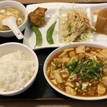 金蘭 - 日替りサービスランチ(平日限定) 
(マーボー豆腐･野菜煮物･サラダ･  
 枝豆･鶏の唐揚･白飯･卵スープ)