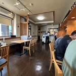 麺道 麒麟児 - 店内はカウンターとテーブル席の構成です(・∀・)