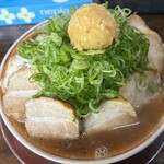 山創 - 「チャーシュー麺大1.5玉」（1,500圓）
「トッピングにんにく増し」（280圓）
「トッピングもやし増し」（250圓）。