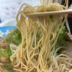山創 - 「チャーシュー麺大1.5玉」（1,500圓）
「トッピングにんにく増し」（280圓）
「トッピングもやし増し」（250圓）の麺アップ。