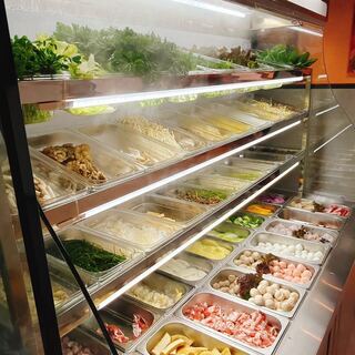 50種以上の食材から選べる自分好みの麻辣湯が愉しめる♪