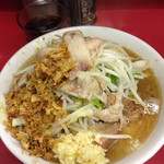 ラーメン二郎 - 小豚入り(850円)麺スクナメニンニクアブラオニオン(限定フライドオニオン)