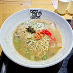博多 くまちゃんらぁめん - 替玉にも「博多まかない飯（明太子・高菜）」の明太子と高菜、そして紅生姜を載せてみます