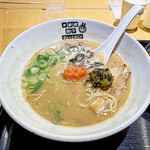 博多 くまちゃんらぁめん - 「博多まかない飯（明太子・高菜）」の明太子をラーメンに入れてみます