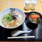 博多 くまちゃんらぁめん - 「クリーミーとんこつ」と「博多まかない飯」