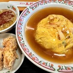 餃子の王将 - 料理写真:天津飯セット　関東ではケチャップベースの赤系の餡が掛かっているが関西では出汁ベースの茶系の餡。ひと口めの印象がスルッとマイルドな感じで大好きな味。