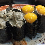 寿司政 - カニ味噌とうずらの卵。うずらの卵美味しいです。