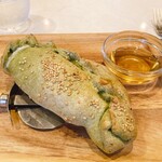 レストラン マルタ - ゴルゴンゾーラとハチミツの包み焼きピザ、1,000円。
