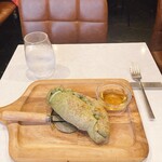 レストラン マルタ - ゴルゴンゾーラとハチミツの包み焼きピザ、1,000円。