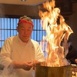 藁焼 みかん - 名物の藁焼きファイヤー