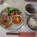 アーティザン - ご飯と味噌汁が付きます。少なめですが、ご飯はお代わりOK