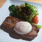 オリゾンテ - 自家製トリュフ入りサルシッチャのグリル 温泉卵添え