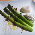 オリゾンテ - アスパラガスの温製サラダ ゴルゴンゾーラのムース添え