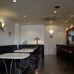 アーティザン - 左奥の席。シックでおしゃれ。