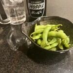 大衆やきとり酒場 極楽鳥 - お通しの枝豆
