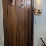 ビストロ ヴァン デリス - 入口 ... 中が見えない木の扉がいい感じ