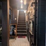 ビストロ ヴァン デリス - 階段 ... お店は2階