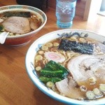 かまや食堂 - 大盛り（手前）と普通盛り